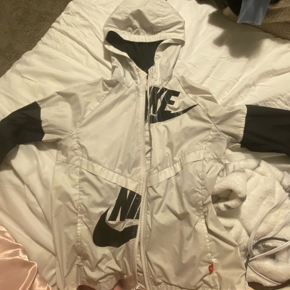 kids nike windbreaker. size XL in kids.